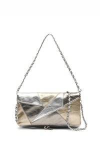 Metallic handväska med geometrisk design med silver- och guldpaneler, strukturerad yta och silverkedjestrap.