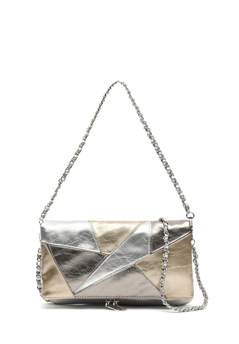 Metallic handväska med geometrisk design med silver- och guldpaneler, strukturerad yta och silverkedjestrap.