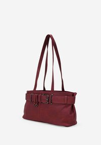 Bolso tote de cuero marrón granate con dos correas largas, forma rectangular, diseño con solapa, acento de hebilla y textura suave.