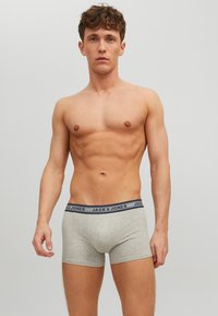 Boxer-briefs gris avec une taille navy portant le logo "JACK & JONES". Fabriqué à partir d'un tissu doux ; design ajusté pour le confort et le soutien.