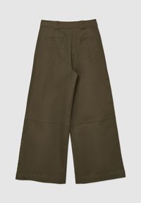 Pantaloni a gamba larga in tessuto verde oliva, con vita alta, due tasche posteriori e una texture liscia con una finitura pulita.
