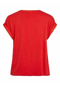 Maglietta rossa, maniche corte con risvolti, tessuto leggero, vestibilità rilassata, scollo rotondo, texture liscia e senza loghi o motivi visibili.