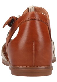 Hnědá kožená sandála s otevřeným zadním dílem, světlými pásky, přezkou a texturovanou, odolnou podrážkou.