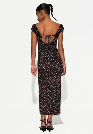 Abito senza maniche nero con dettaglio della cravatta sul retro, pattern floreale in rosa, silhouette aderente e lunghezza midi. Tessuto dalla texture liscia.