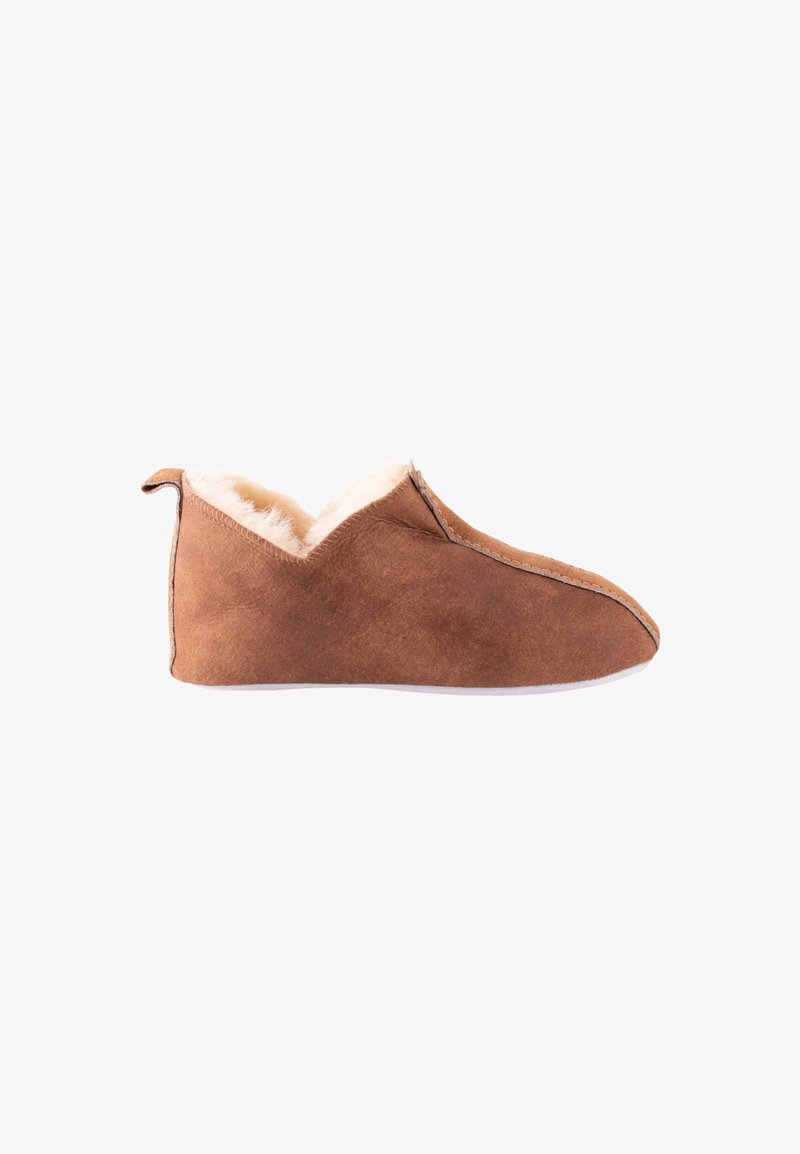 Chausson en daim brun avec un doublage en crêpe crème, bout arrondi et design minimaliste. Il présente un bord cousu et une texture douce.