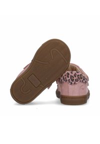 Scarpe in suede rosa con dettaglio in stampa leopardata, bordo ondulato e suola in gomma marrone con un motivo di battistrada testurizzato.