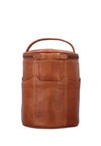 Kulatá kožená taška strednej hnedej farby so zipsovým zapínaním, nosným rúčkou a dvoma bočnými vreckami. Hladká textúra, minimalistický dizajn.