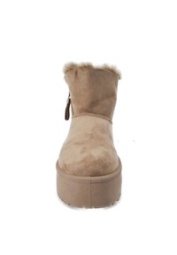 Beiger Wildleder-Stiefelette mit Kunstfellbesatz, abgerundeter Zehenpartie und dicker Plateausohle. Seitlicher Reißverschluss und strukturierte Oberflächendetails.