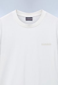 Witte katoenen t-shirt met een ronde hals, korte mouwen en een klein, lichtkleurig logo aan de linkerkant van de borst.