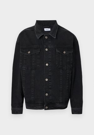 Schwarze Jeansjacke mit zwei Brusttaschen, silbernen Knopfverschlüssen und einem klassischen Kragen. Markante Nähte entlang der Nähte.