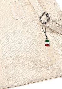 Witte faux slangenleren handtas met een gestructureerd oppervlak, voorzien van zilveren hardware en een kleine driekleurige Italiaanse vlag charm aan een lus.