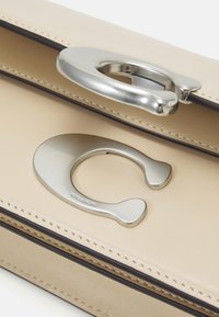 COACH LUXE REFINED IDOL BAG - Kézitáska - ivory