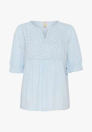 Jasnoniebieska bluzka z dekoltem w kształcie litery V i krótkimi bufkami. Posiada misterną haftowaną aplikację w wzór liści na korpusie. Miękka tekstura.