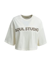 Gekürztes weißes T-Shirt aus weichem Material, mit Rundhalsausschnitt und kurzen Ärmeln, bedruckt mit "SOUL STUDIO" in Leopardenmusterbuchstaben auf der Vorderseite.