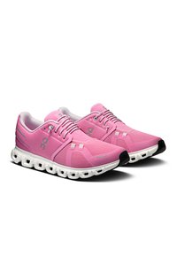 Zapatillas deportivas rosas hechas de malla transpirable con acentos blancos, una suela texturizada y una tapa de dedo negra. Cuentan con cordones y detalle del logo.