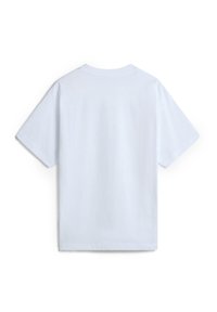 Camiseta de algodón blanca con mangas cortas, cuello redondo y un corte holgado. Textura suave sin patrones o acentos visibles.
