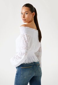 Guess OFF SHOULDER - Bluză - weiß