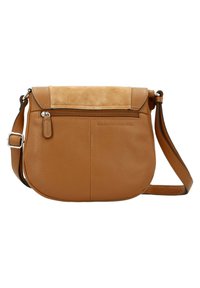 Bruine leren crossbody tas met een suède klep, een ritszak aan de voorkant, een verstelbare schouderband en een gestructureerd oppervlak. Eenvoudige, ronde vorm.