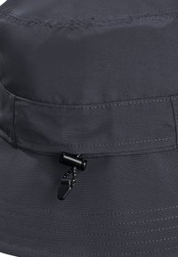 Chapeau seau en tissu gris foncé avec cordon noir ajustable et bloqueur en plastique pour régler la taille.