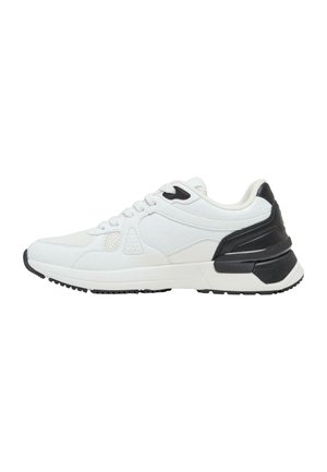 Scarpa sportiva bianca con tomaia testurizzata, accenti neri sul tallone e sulla suola, e design con lacci sul davanti. Presenta una suola in gomma per una buona aderenza.