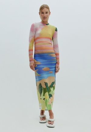 Buntes langärmliges Kleid mit einem Farbverlauf-Design in Pink, Gelb und Blau, das am Saum mit einem tropischen Blumenmuster versehen ist.
