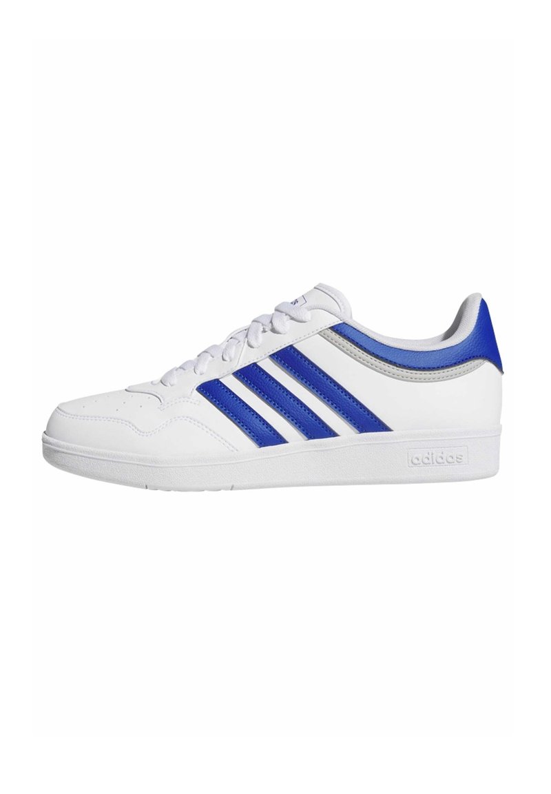 Zapatillas blancas con acentos en azul y gris, con tres franjas azules en los lados, parte superior de cuero suave y diseño de punta redonda.