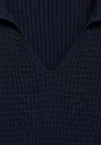 Tmavě modrý žebrovaný pletený svetr s výstřihem do V, s texturovaným povrchem a měkkým pocitem na dotek.