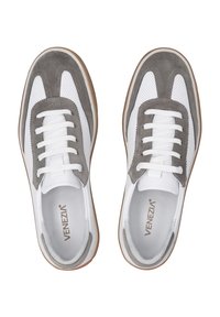 Graue Wildleder- und weiße Mesh-Sneaker mit flachen weißen Schnürsenkeln, einer abgerundeten Zehenpartie und einer Gummisohle. Mit einem Logo auf der Innensohle.