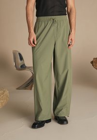 Zign Studio Hlače - olive