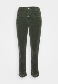 Pantalons en velours côtelé vert foncé avec une coupe ajustée, dotés d'une fermeture à bouton, de cinq poches et d'une longueur coupée au niveau de la cheville avec un détail de logo à l'ourlet.