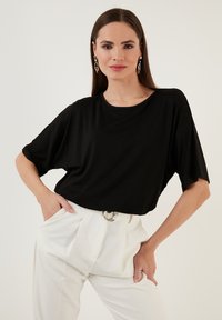 LELA LOOSE FIT - Jednoduché tričko - black