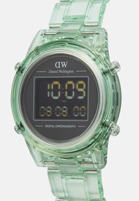 Reloj cronógrafo digital verde transparente con una esfera negra, que presenta una gran pantalla digital, correa transparente ajustable y acentos plateados.