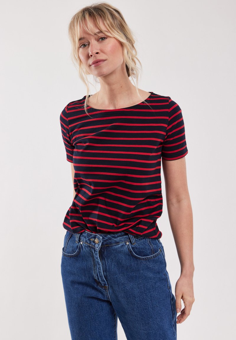 Navyblauwe t-shirt met rode horizontale strepen, ronde halslijn, korte mouwen en een relaxed fit, gecombineerd met hoge taille denim jeans.