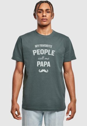 Merchcode FATHERS DAY MY FAVORITE PEOPLE CALL ME PAPA T - Print T-shirt - bottlegreen