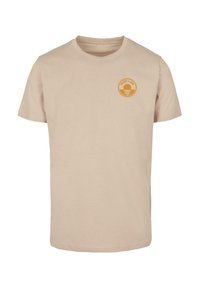 Lys beige bomulds t-shirt med korte ærmer og rund hals. Har et rundt orange grafisk design med teksten "Nyd solen" og bølgedesign.