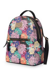 Un sac à dos avec un motif floral vibrant dans différentes couleurs sur fond noir, avec des accessoires en or et une bandoulière noire.