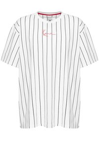 Hvid t-shirt med sorte lodrette striber, rund halsudskæring og korte nedadgående ærmer. Har rød logo brodering på forsiden.