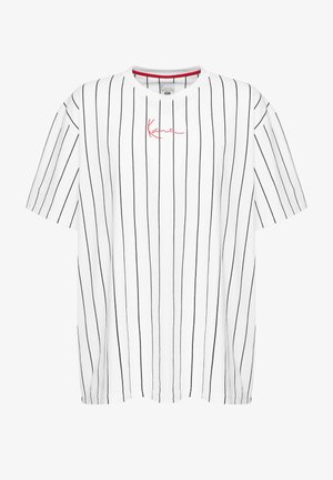 Balta marškinėlių su juodais vertikaliais dryžiais, apvaliu iškirpimu ir trumpomis pakeltomis rankovėmis. Priekyje yra raudona siuvinėta logotipas.