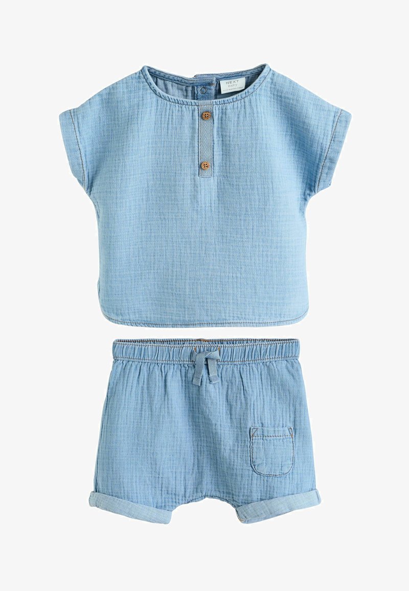 Haut bébé à manches courtes en coton texturé bleu clair avec deux boutons en bois et short assorti avec taille élastique et petite poche.