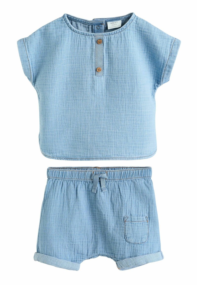 Himmelblaues Baumwolloberteil mit kurzen Ärmeln und drei Knöpfen, kombiniert mit passenden Shorts mit elastischem Bund und einer Gesäßtasche.
