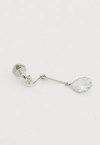 Boucles d'oreilles pendantes en argent ornées d'une grande pierre précieuse claire en forme de larme, avec un travail de métal délicat et une fermeture à tige.