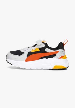 Scarpa atletica grigia e nera con accenti arancioni e gialli, tomaia in rete, fissata con un cinturino in velcro, dotata di una suola spessa bianca.