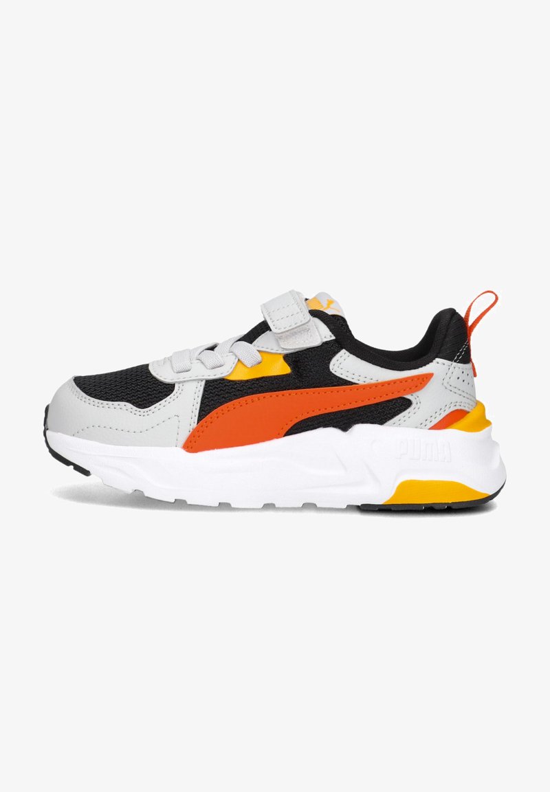 Scarpa atletica grigia e nera con accenti arancioni e gialli, tomaia in rete, fissata con un cinturino in velcro, dotata di una suola spessa bianca.