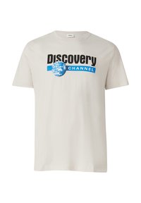Helles beige Baumwoll-T-Shirt mit schwarzen und blauen Grafiken, die "Discovery CHANNEL" mit einem blauen Globus-Accent zeigen. Kurze Ärmel und Rundhalsausschnitt.