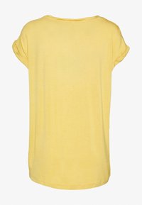 T-shirt giallo a maniche corte con scollo rotondo, texture morbida, vestibilità rilassata e maniche arrotolate. Tessuto liscio senza motivi visibili.