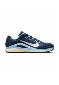 Marineblaue und hellblaue Sportschuhe mit weißem Nike-Swoosh, Schnürdesign und gepolsteter Sohle auf einem weißen Hintergrund.