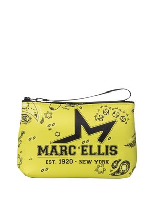 Pochette bracelet jaune avec des motifs cachemire noirs, un grand M stylisé, et un texte indiquant "Marc Ellis Est. 1920 New York" sur le devant.