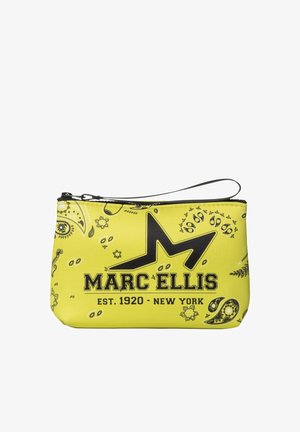 Gelbe Handgelenktasche mit schwarzen Paisley-Mustern, einem großen stilisierten M und dem Text "Marc Ellis Est. 1920 New York" auf der Vorderseite.