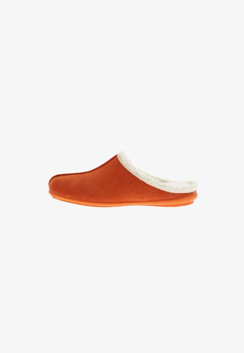 Chausson orange à enfiler avec une doublure intérieure douce et duveteuse blanche et une semelle plate, conçu pour le confort et la chaleur à l'intérieur.