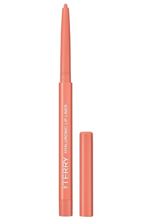 Hyaluronsäure Lippenstift von Terry in zartem Korallenfarbton. Schlankes, stiftartiges Design mit einem Drehmechanismus und abnehmbarem Deckel.